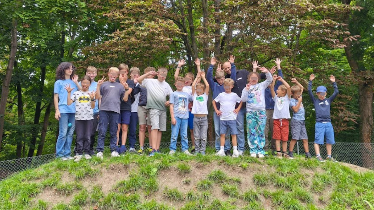 Gruppenfoto der Camp-Teilnehmer in der Natur